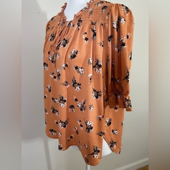 Melloday sz sm top in a pumpkin color with a floral print. Ruching front & back - Picture 6 of 16